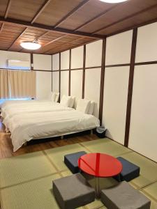 大阪市にあるYagara Terrace House Cのベッドルーム1室(ベッド1台、赤いテーブル付)