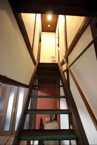 大阪市にあるYagara Terrace House Cのガラス天井の部屋の階段
