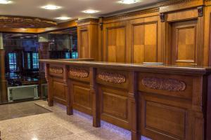 a bar in a restaurant with wooden cabinets at Park Hotel Izvorite in Kotel