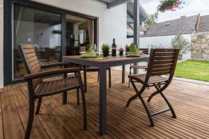 Patio lub wspólna przestrzeń na świeżym powietrzu w obiekcie Ferienhaus Burgenland 2