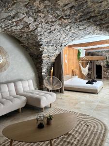 Posezení v ubytování Suite l'Écrin Caché avec billard et baignoire îlot