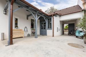 Biały dom z garażem i podjazdem w obiekcie Ferienhaus Burgenland 2 w mieście Mönchhof