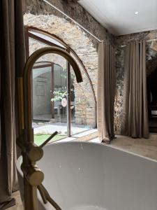 Fotografie z fotogalerie ubytování Suite l'Écrin Caché avec billard et baignoire îlot v destinaci Anduze + 17 fotografií