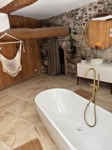 Koupelna v ubytování Suite l'Écrin Caché avec billard et baignoire îlot