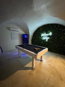 Stolní tenis v ubytování Suite l'Écrin Caché avec billard et baignoire îlot nebo okolí