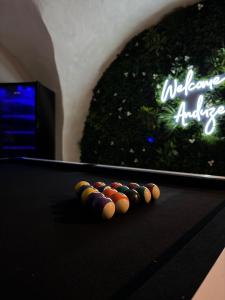 Biliár nebo kulečník v ubytování Suite l'Écrin Caché avec billard et baignoire îlot