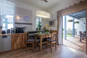 Kuchnia lub aneks kuchenny w obiekcie Ferienhaus Burgenland 2