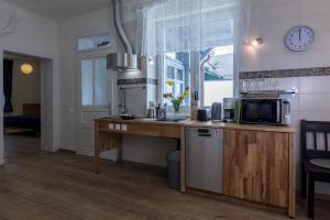 Kuchnia lub aneks kuchenny w obiekcie Ferienhaus Burgenland 2