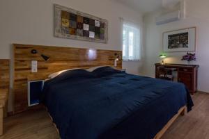 sypialnia z dużym łóżkiem z drewnianym zagłówkiem w obiekcie Ferienhaus Burgenland 2 w mieście Mönchhof