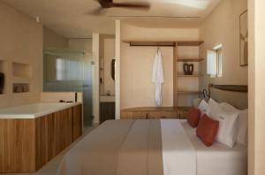 Rúm í herbergi á Adama - A Signature Collection by Zalo Spaces - Adults Only