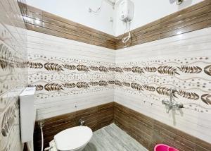 Koupelna v ubytování Hotel S H A L I M A R ! UJJAIN, Near Mahakal Temple & Railway station,Fully Air conditioned Rooms with Wifi And Parking, , BEST HOTEL IN UJJAIN