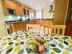 eine Küche mit einem Tisch mit Obst darauf in der Unterkunft Friarystone Cottage in Bamburgh