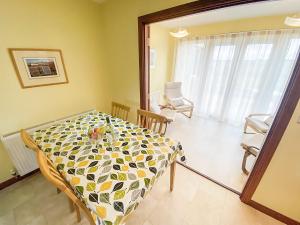 ein Esszimmer mit einem Tisch und einem Zimmer in der Unterkunft Friarystone Cottage in Bamburgh