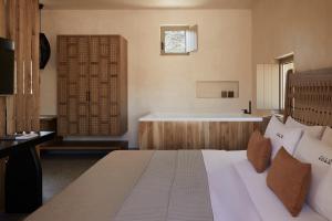 Rúm í herbergi á Adama - A Signature Collection by Zalo Spaces - Adults Only