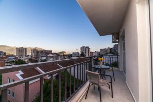 einen Balkon mit einem Tisch und Stühlen sowie eine Stadt in der Unterkunft Milara Apartments in Budva