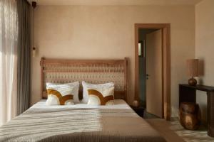 Rúm í herbergi á Adama - A Signature Collection by Zalo Spaces - Adults Only