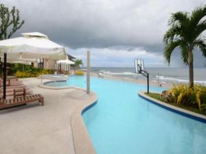 Bazén v ubytování Kahuna Beach Resort and Spa nebo v jeho okolí