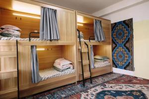 Good Morning International Chain Hostel Of Yining City客房内的一张或多张床位