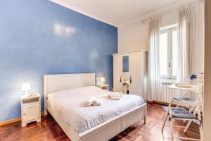 um quarto com uma cama com dois bichos de peluche em Finally in Rome em Roma