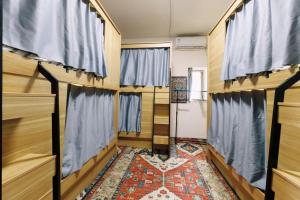Good Morning International Chain Hostel Of Yining City客房内的一张或多张床位