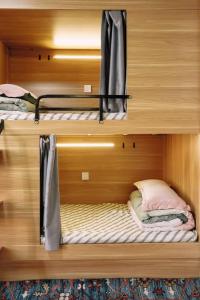 Good Morning International Chain Hostel Of Yining City客房内的一张或多张双层床