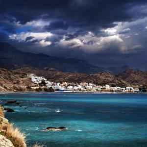 een grote hoeveelheid water met een stad op de achtergrond bij Villa Mare in Myrtos