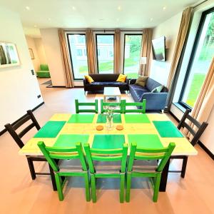 Spišské TomášovceĎurkovec Centrum的一间带桌子和四把椅子的用餐室