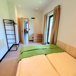 Spišské TomášovceĎurkovec Centrum的房间里有一张大床的卧室 更多37张照片
