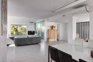 un salon avec un canapé et une table dans l'établissement Villa MARGARITTA 4km Cannes centre et plages, au Cannet