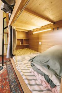 Good Morning International Chain Hostel Of Yining City客房内的一张或多张床位