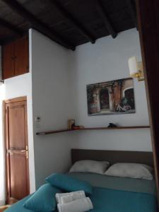 1 dormitorio con cama y espejo en la pared en Vaticano Ohana Suite Trastevere, en Roma