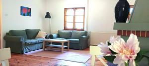 ein Wohnzimmer mit Sofa und Tisch in der Unterkunft Marchówka in Kielno