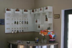 una habitación con una mesa con un calendario en la pared en Hotel Siklad en Lezhë