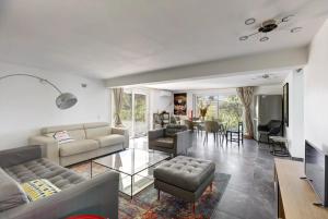 un salon avec des canapés et une salle à manger dans l'établissement Villa MARGARITTA 4km Cannes centre et plages, au Cannet