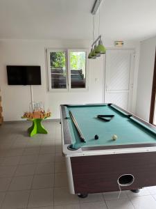 Biliár nebo kulečník v ubytování les biches du saut des cuves