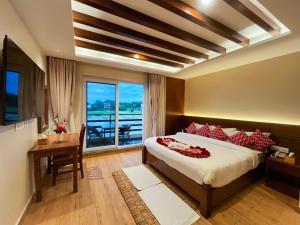 Postel nebo postele na pokoji v ubytování Royal Tiger Luxury Resort