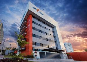 a hotel building with a sign on the side of it at Citi Hotel Premium Caruaru in Caruaru