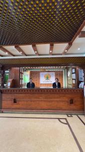 Due uomini seduti al bancone in un ristorante di Hotel Kailash Kutee a Kathmandu
