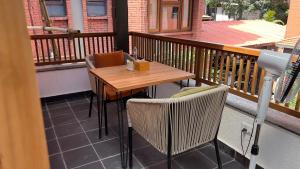 Hotel Kailash Kutee的阳台或露台