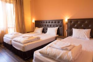 Postel nebo postele na pokoji v ubytování City Blagoevgrad Family Hotel