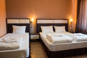 Postel nebo postele na pokoji v ubytování City Blagoevgrad Family Hotel
