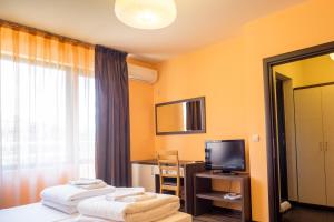Postel nebo postele na pokoji v ubytování City Blagoevgrad Family Hotel