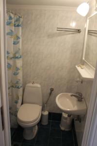 シビリにあるSiviri Rental Housesのバスルーム(トイレ、洗面台付)