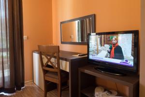TV a/nebo společenská místnost v ubytování City Blagoevgrad Family Hotel