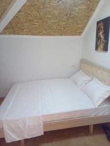 En eller flere senger på et rom på anjel home