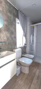 カザル・ボルセッティにあるRomea Family Campingのトイレ、洗面台、シャワー付きのバスルーム