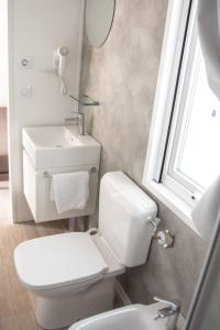 カザル・ボルセッティにあるRomea Family Campingのトイレ、洗面台、窓のあるバスルーム +52枚の写真