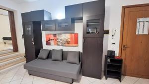 a living room with a couch in a room at Grazioso Appartamento a 500m da Piazza del Campo - ZTL Free in Siena