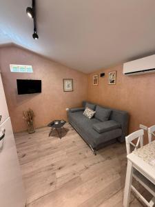 una sala de estar con un sofá y una mesa en Apartman Etta - Šišan, en Šišan