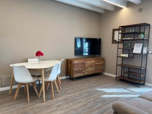 a dining room with a table and chairs and a tv at La casa ai Laghetti in Montorio Veronese +38 photos